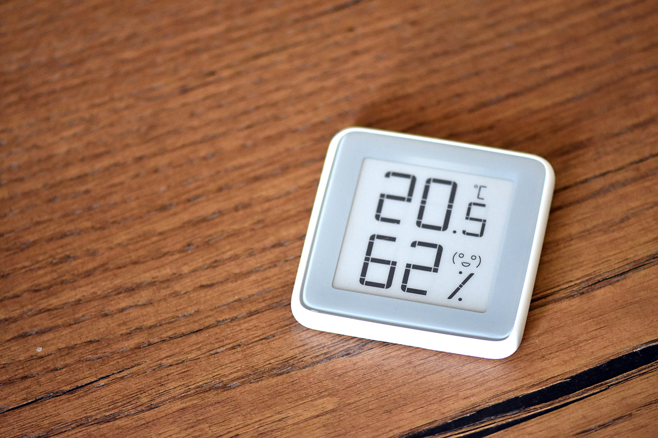 The Xiaomi E Ink Thermometer on my coffe table